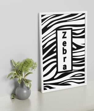 Diseño elegante de impresión de cebra con acento de texto en negrita