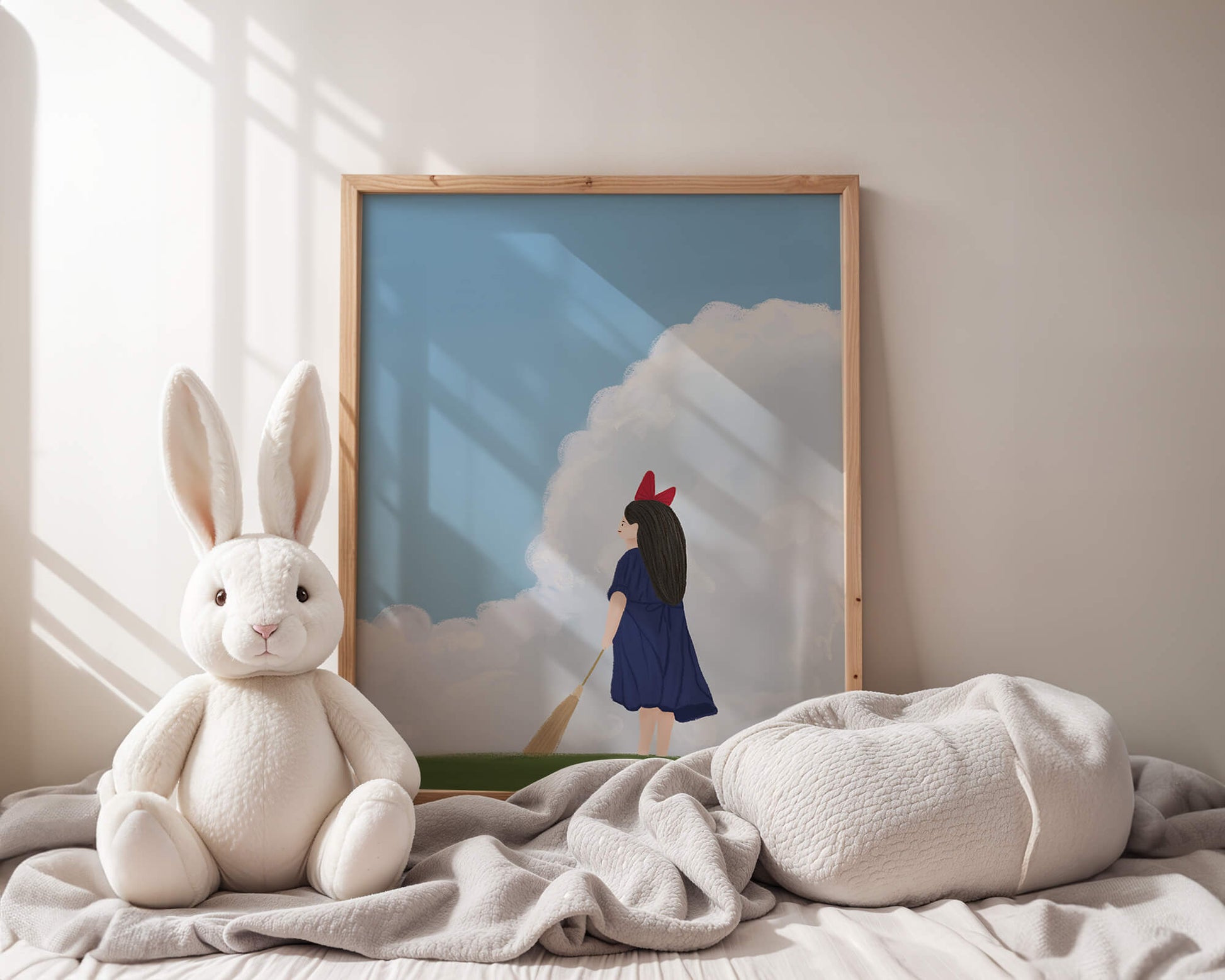 Junges Mädchen steht auf Gras mit Besen unter blauem Himmel