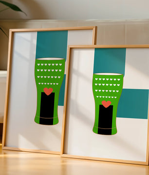 Jarrón verde con patrón de corazón y diseño minimalista