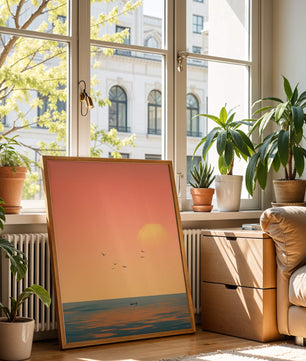 Tranquille coucher de soleil sur l'océan calme avec des oiseaux dans le ciel