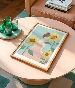 Ilustración de una mujer en un vestido rosa con girasoles