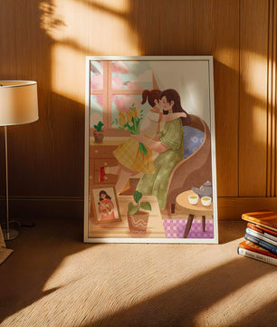 Escena acogedora en la sala de estar con madre e hija abrazándose cerca de la ventana