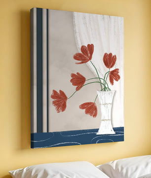 Flores rojas delicadas en un jarrón con interior de elegante cortina