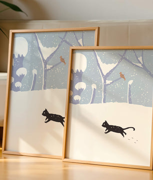 Paysage enneigé illustré avec un chat noir joueur et un oiseau dans un décor hivernal