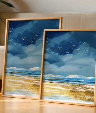 Meereslandschaft mit Vögeln in einer leuchtenden Blau- und Goldpalette