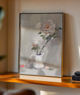 Elegantes peonías blancas en una jarra de cerámica con fondo pastel suave