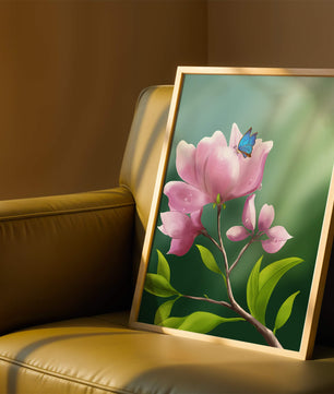 Zarte rosa Blume mit einem leuchtend blauen Schmetterling in einer ruhigen Gartenumgebung