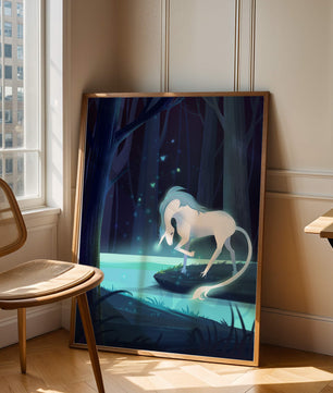 Escena nocturna encantadora con un unicornio junto a un arroyo del bosque
