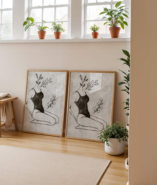Abstrakte Frau mit botanischen Elementen im minimalistischen Stil