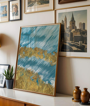 Pintura abstracta con textura dorada y fondo azul