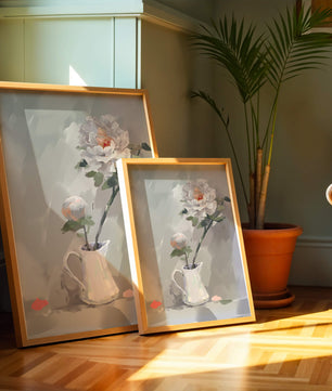 Elegantes peonías blancas en una jarra de cerámica con fondo pastel suave