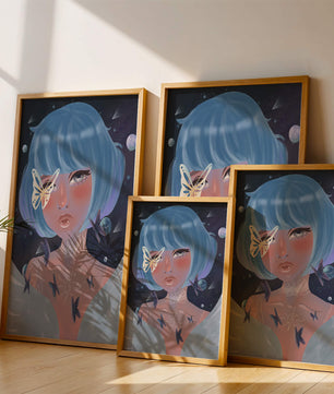 Portrait surréaliste d'une figure mystique aux cheveux bleus et aux papillons