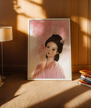 Femme japonaise traditionnelle avec des fleurs de cerisier roses en arrière-plan
