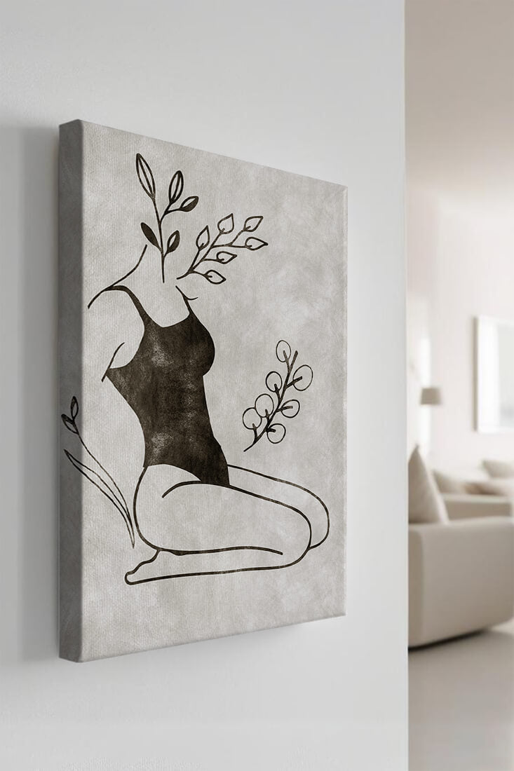 Mujer abstracta con elementos botánicos en estilo minimalista