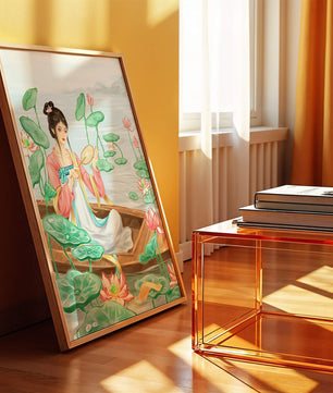 Femme élégante en tenue traditionnelle assise dans une barque parmi des fleurs de lotus