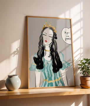 Femme élégante en robe turquoise avec une couronne dorée