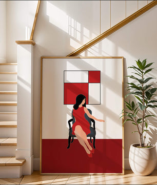 Mujer abstracta en vestido rojo sentada en una silla con arte geométrico en la pared