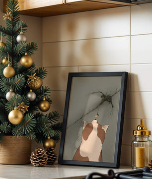 Chat observant une fleur poussant sur un mur fissuré