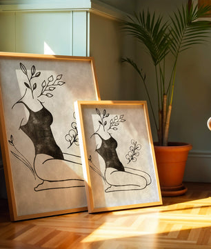 Abstrakte Frau mit botanischen Elementen im minimalistischen Stil