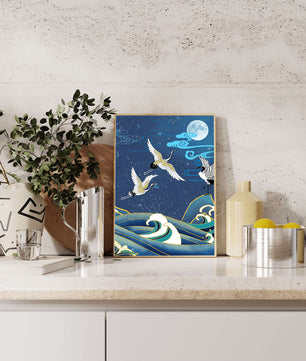 Una escena nocturna serena con grullas y olas al estilo del arte tradicional japonés