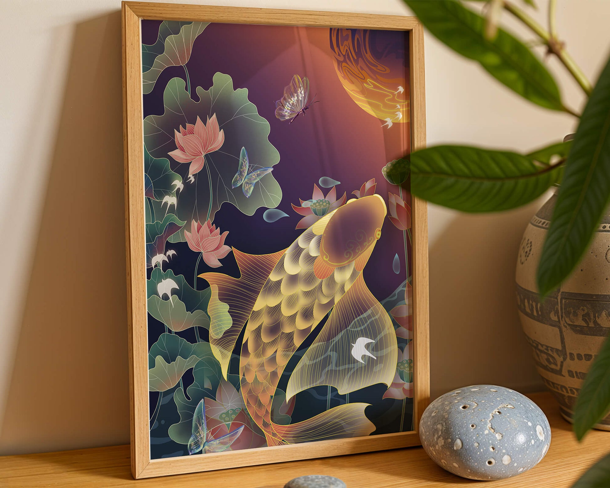 Bunte Koi-Fische mit Lotusblumen und Schmetterlingen bei Sonnenuntergang