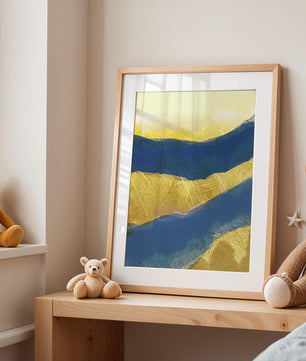 Paisaje abstracto con capas texturizadas en azul y amarillo