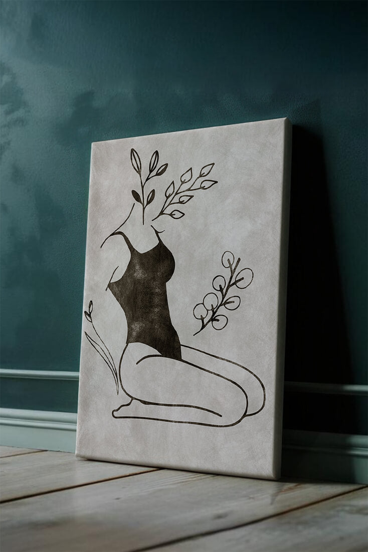 Mujer abstracta con elementos botánicos en estilo minimalista