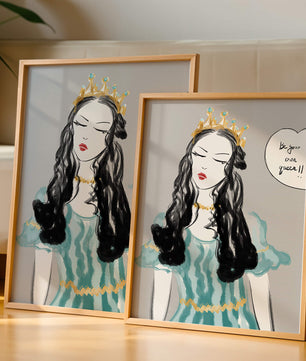 Femme élégante en robe turquoise avec une couronne dorée