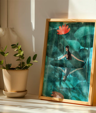 Femme réfléchissant parmi des feuilles de lotus et des fleurs avec une image miroir