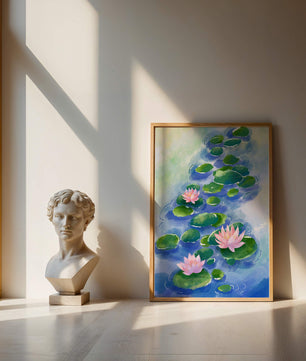 Escena acuática serena con flores de loto rosadas y hojas de nenúfar sobre una superficie de agua tranquila