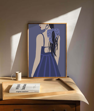 Stilvolle Illustration einer Frau mit gepunkteter Schleife und blauem Kleid