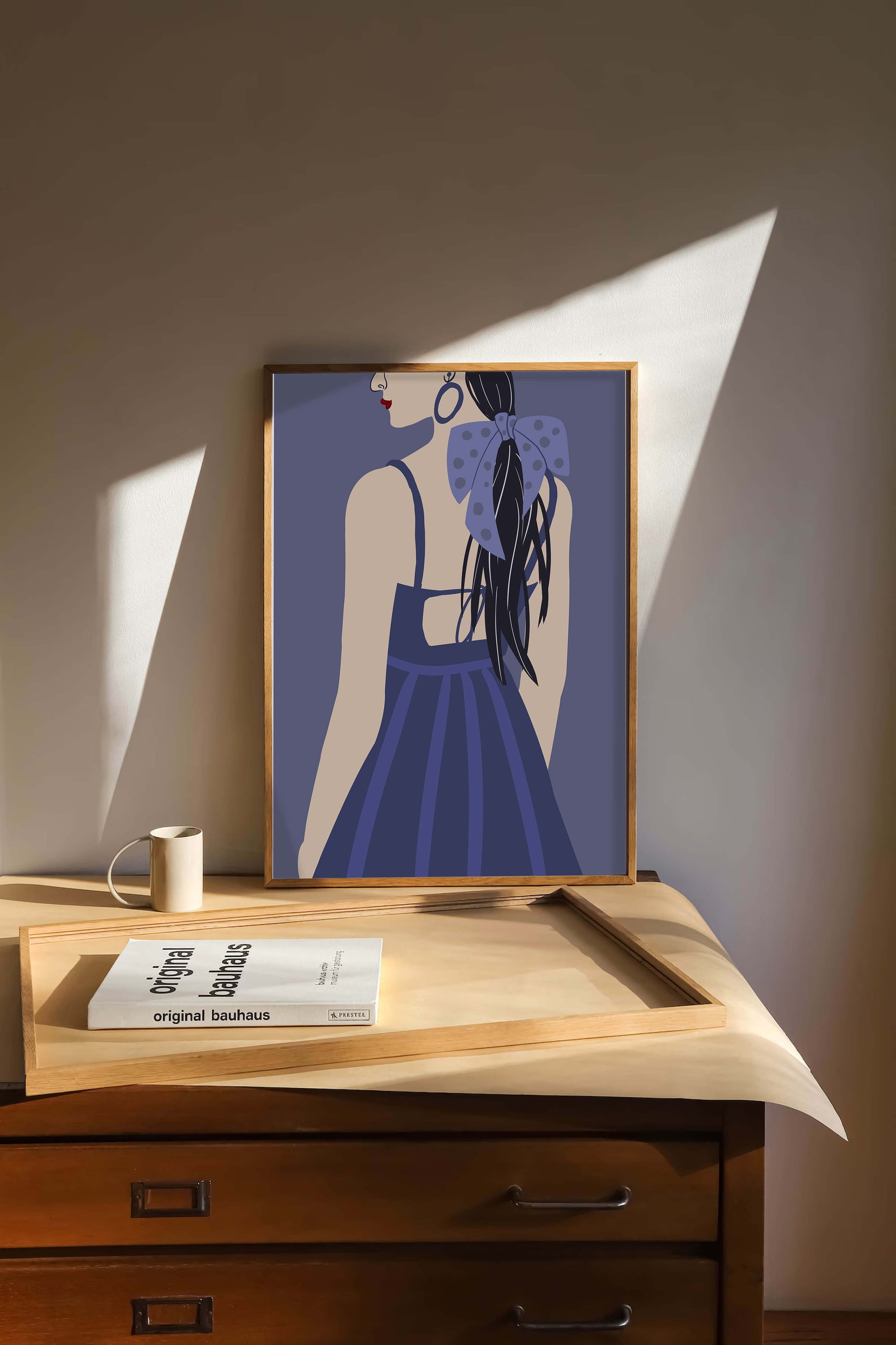 Stilvolle Illustration einer Frau mit gepunkteter Schleife und blauem Kleid