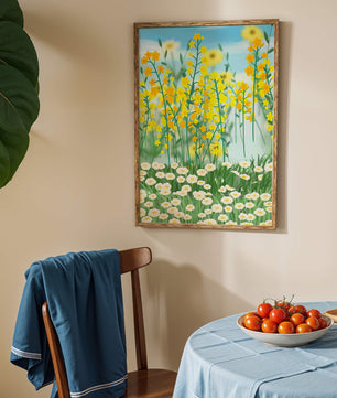 Frühlingwiese mit blühenden gelben und weißen Blumen