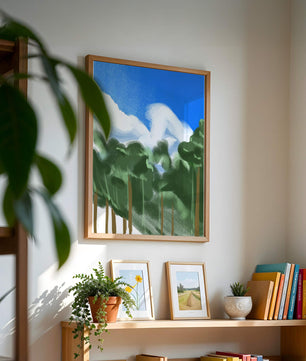 Malerische Waldlandschaft mit blauem Himmel und flauschigen Wolken