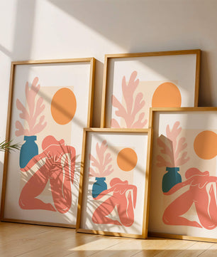 Figura desnuda abstracta con jarrón y sol en estilo minimalista