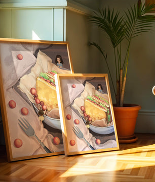 Niñas miniatura caprichosas cerca de un sándwich con tomates y tenedor