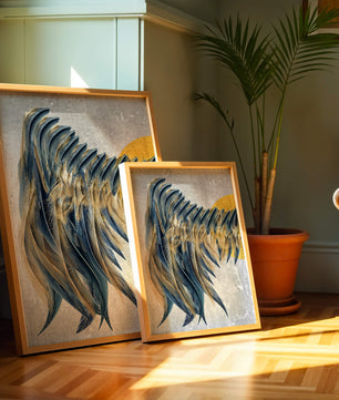 Arte de plumas abstractas con detalles dorados sobre fondo texturizado
