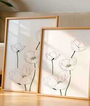Zarte florale Linienzeichnung mit weißen Mohnblumen auf sauberem Hintergrund