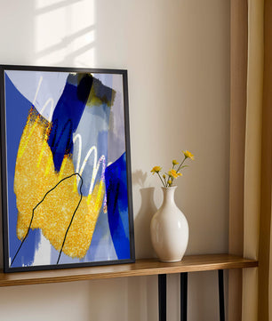Pintura abstracta azul y amarilla con detalles dorados