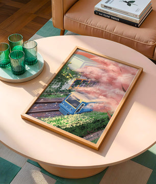 Zug in Kirschblütenlandschaft mit modernem Gebäude