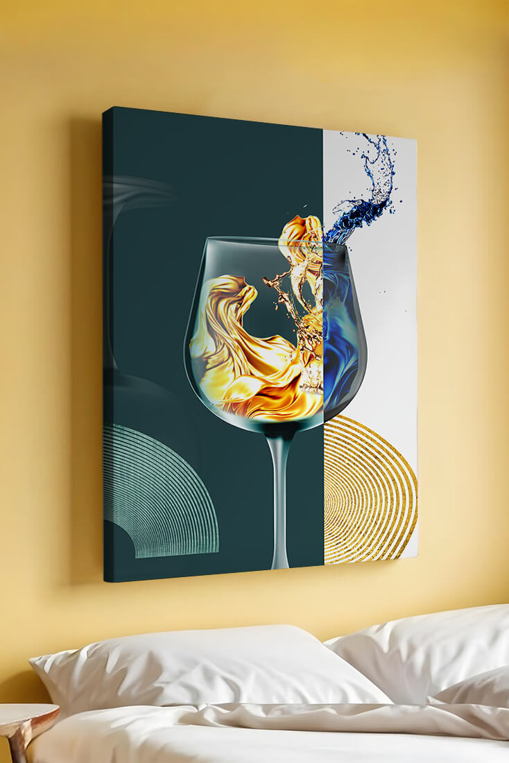 Fusión elegante de líquidos en una copa de vino con elementos dorados y azules