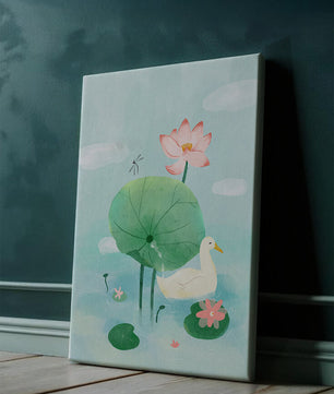 Eine ruhige Teichszene mit einer Ente, Lotusblumen und Seerosenblättern 