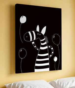 Cebra juguetona con globos en arte minimalista en blanco y negro