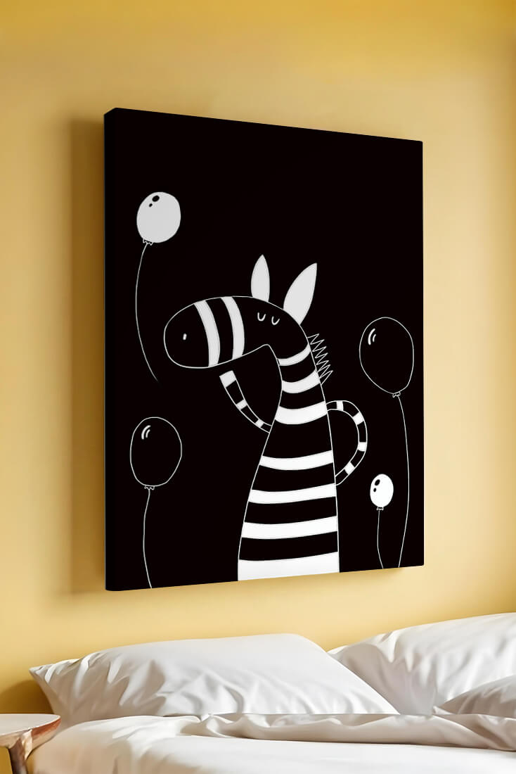 Cebra juguetona con globos en arte minimalista en blanco y negro