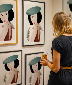 Mujer con sombrero azul y flor en estilo arte moderno