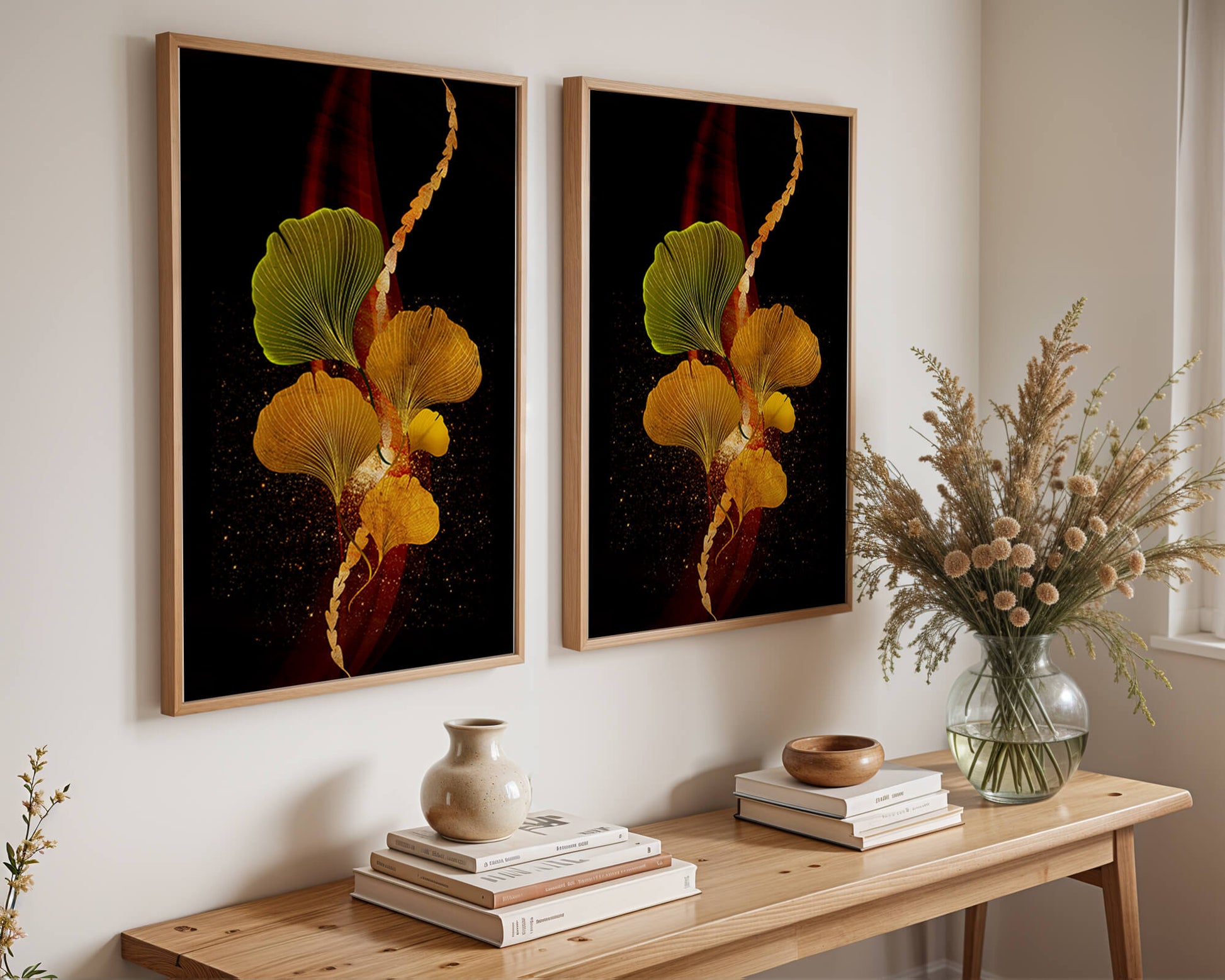 Art abstrait floral avec des feuilles de gingko dorées et un fond sombre