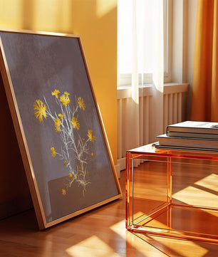 Gelbe Blumen vor einem strukturierten violetten Hintergrund