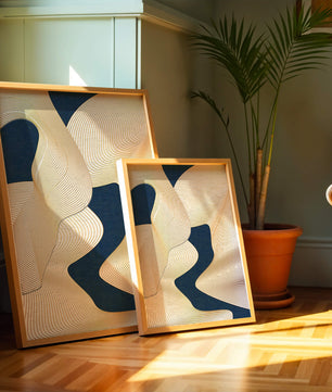 Lignes fluides abstraites sur fond bleu foncé