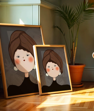 Retrato elegante de una mujer con un tocado único y rasgos expresivos