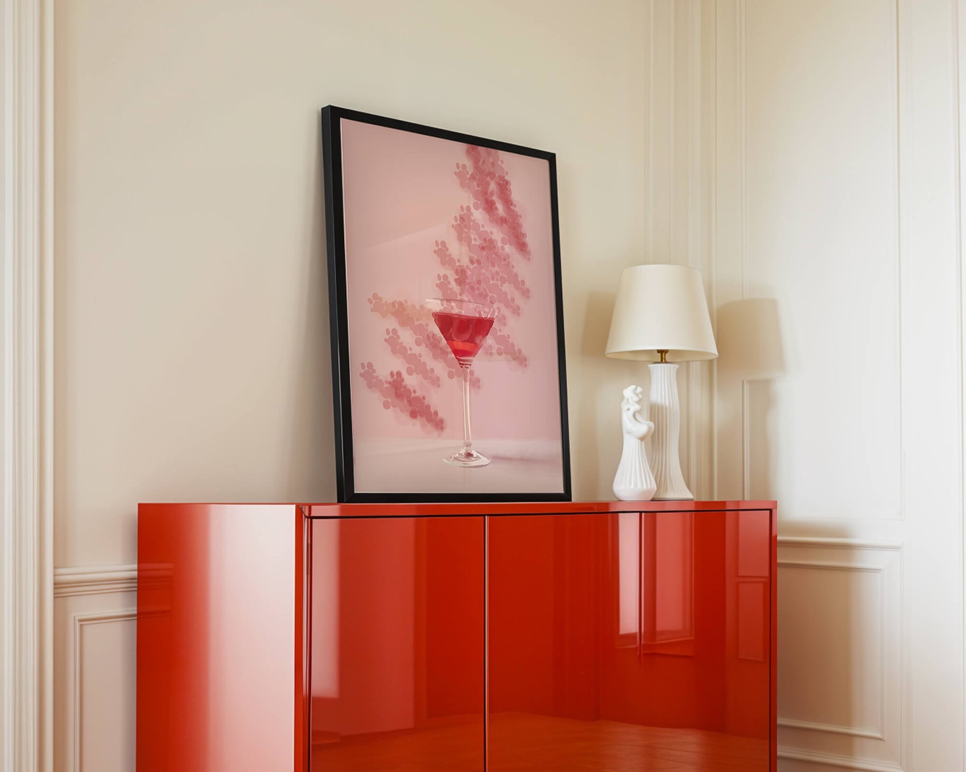 Elegante copa de cóctel roja sobre un fondo texturizado rosa